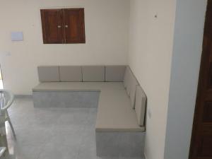 a room with a bench in the corner of a room at Casa Praia BRISAMAR in Maragogi
