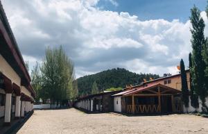 a group of buildings with trees and a mountain at Parador del Alma in Creel
