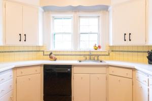 Una cocina o zona de cocina en Charming Home 3 Blocks to Winona State University