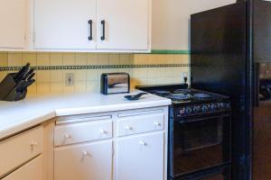 Una cocina o zona de cocina en Charming Home 3 Blocks to Winona State University