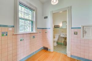 Un baño de Charming Home 3 Blocks to Winona State University