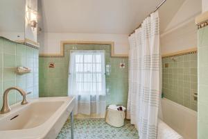 Un baño con bañera, lavabo y ducha. en Charming Home 3 Blocks to Winona State University, en Winona 32 fotos más