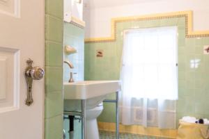 Un baño de Charming Home 3 Blocks to Winona State University