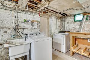 Una cocina con estufa, lavadora y secadora. en Charming Home 3 Blocks to Winona State University, en Winona