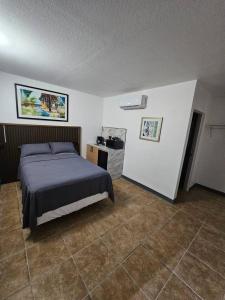 Un pat sau paturi într-o cameră la Santurce Studios Centrally Located 4