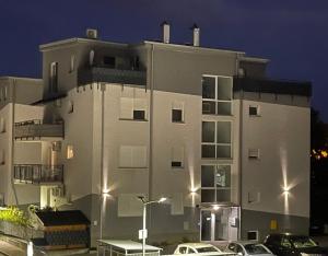 Το κτήριο όπου στεγάζεται  το διαμέρισμα