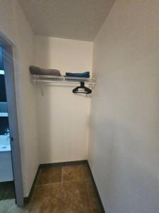 サンファンにあるSanturce Studios near La Placita 5の壁掛けの棚のある部屋の角
