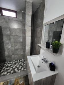 Bilik mandi di White Paradise Seaside Haven Relax and Unwind