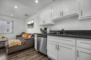 Dapur atau dapur kecil di Modern 2 Levels One-Bedroom Retreat in central Location in Hollywood