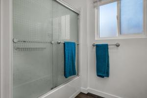 Bilik mandi di Modern 2 Levels One-Bedroom Retreat in central Location in Hollywood