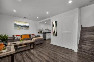 Dapur atau dapur kecil di Modern 2 Levels One-Bedroom Retreat in central Location in Hollywood +6 gambar