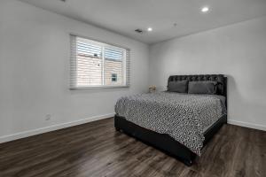 Katil atau katil-katil dalam bilik di Modern 2 Levels One-Bedroom Retreat in central Location in Hollywood