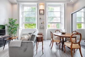 a living room with a table and a couch at Kensington 1bd apt seconds from Museums in London