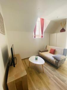 PoussanにあるLes appartements du vieux Poussanのソファとテーブルのあるリビングルーム