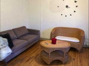 ダンケルクにあるLogement entier - appartementのソファとテーブルのあるリビングルーム