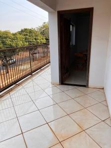 a room with a balcony with a view of a yard at Casa 1 andar confortável in Dourados
