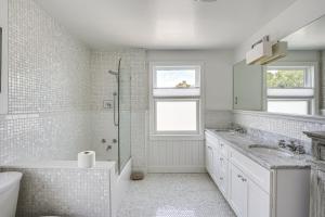 un bagno bianco con doccia e lavandino di Waterfront Views Historic Marblehead Home a Marblehead Altre 22 foto