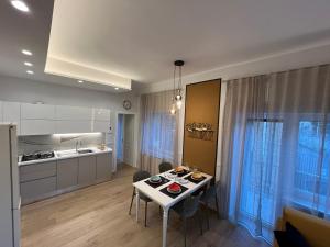 バーリにあるSan Giuseppe Apartments - Private Parkingのテーブルと椅子のあるキッチンとリビングルーム