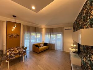 バーリにあるSan Giuseppe Apartments - Private Parkingのソファとテーブルのあるリビングルーム +62枚の写真
