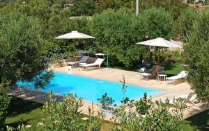 an overhead view of a swimming pool with umbrellas at Dimora&Pool Gerardo in Monopoli