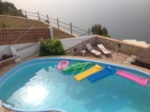 una piscina con un juguete en el agua en Villa Lobo, en Salobreña