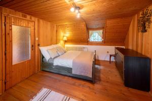 En eller flere senge i et værelse på Domček Ľúbezný + 6 billeder