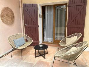 deux chaises et une table sur une terrasse dans l'établissement Appartement montagne, à Andon