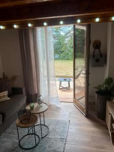 un salon avec un canapé et une table dans l'établissement Appartement montagne, à Andon
