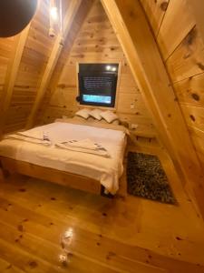 - une chambre dans une cabane dans les arbres avec un lit dans l'établissement Vila Hedonija, à Žabljak 21 autres photos