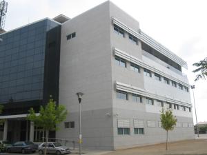 un grand bâtiment avec des voitures garées devant dans l'établissement Piso compartido cerca de la UNIVERSIDAD CEU, à Moncada