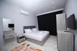 Giường trong phòng chung tại Habu Pyramids View Hotel