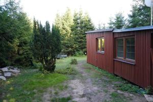 a red tiny house in the woods at Chata v Bavlnce in Suchý