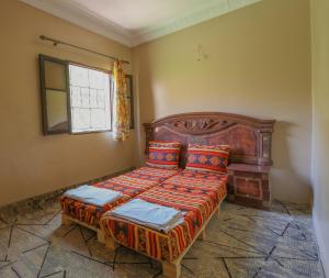 una camera da letto con un letto grande in una stanza di Gite Gougadir Imoughlad a Imlil