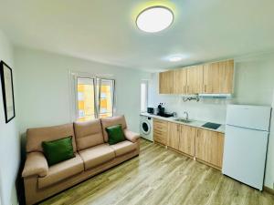 a living room with a couch and a kitchen at Descubre Cantabria 2! A 4 minutos de Cabárceno y capacidad para 6 adultos! in Sarón