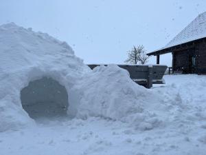 HřebečnáにあるRoubenky Hřebečnáの建物の隣にある大きな雪の山