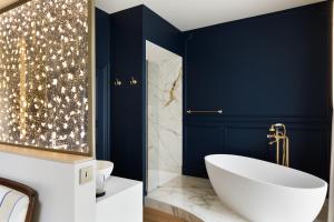 Koupelna v ubytování Clos du Cèdre - Chambres d'Hôtes d'Exception, Luxury B&B à Dinan + 18 fotografií