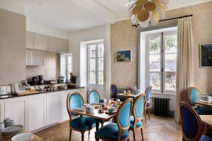 Kuchyň nebo kuchyňský kout v ubytování Clos du Cèdre - Chambres d'Hôtes d'Exception, Luxury B&B à Dinan