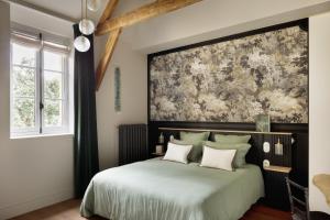 Postel nebo postele na pokoji v ubytování Clos du Cèdre - Chambres d'Hôtes d'Exception, Luxury B&B à Dinan