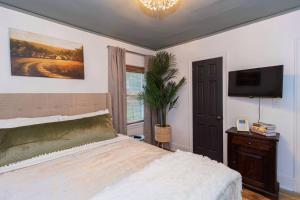 Giường trong phòng chung tại The Atlanta Cottage