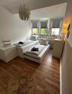 een woonkamer met 2 bedden en een tapijt bij The Climb in Koblenz