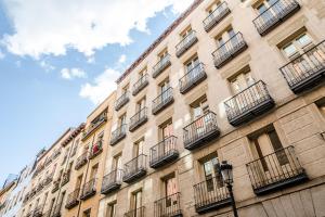 un edificio con balconi sul lato di Exe Suites 33 a Madrid