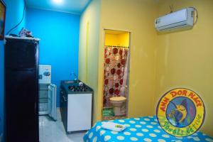 a bedroom with a bed with a do not disturb sign at ann dor place 1 in San Andrés