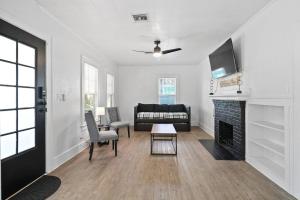 オーランドにあるElegant 3br Orlando Home Airport Theme Parksのリビングルーム(暖炉、ソファ付)