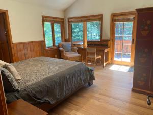 une chambre avec un lit, un bureau et une table dans l'établissement Swiss Chalet-Palisades, 6 BR, Hot Tub, Pets Ok, Ski Shuttle!, à Olympic Valley