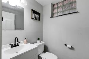 un bagno bianco con un water e un lavandino di Cozy spacious family home near Carytown fully fenced a Richmond