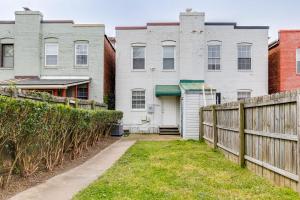 a house with a fence in front of it at Grand Carytown family home 6BR FREE parking in Richmond