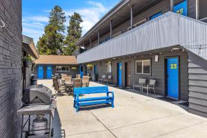 una panchina blu seduta fuori da un edificio di Lazy Duck Inn a West Yellowstone