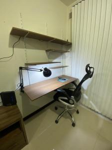 una scrivania di legno con una sedia con un mouse sopra di Departamento centrico y confortable a Cochabamba