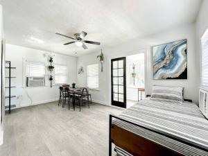 a bedroom with a bed and a dining room at Budget-friendly 1br Prime Orlando Location in Orlando
