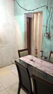a dining room with a glass table and chairs at Lkmyhouse in Mauá
